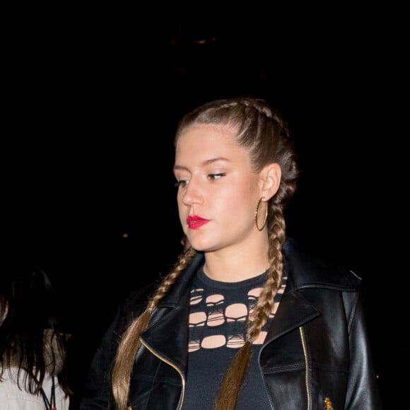 Adèle Exarchopoulos (enceinte) à la sortie du cocktail du dîner de présentation de la nouvelle collection Vuitton "Masters, Les Grands Maîtres" en collaboration avec Jeff Koons au Louvre à Paris, France, le 11 avril 2017.