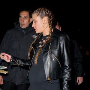 Adèle Exarchopoulos (enceinte) à la sortie du cocktail du dîner de présentation de la nouvelle collection Vuitton "Masters, Les Grands Maîtres" en collaboration avec Jeff Koons au Louvre à Paris, France, le 11 avril 2017.