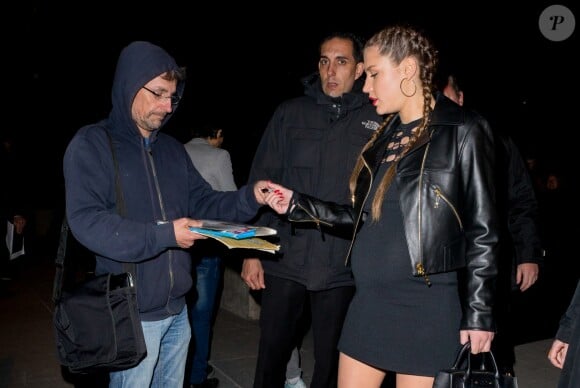 Adèle Exarchopoulos (enceinte) à la sortie du cocktail du dîner de présentation de la nouvelle collection Vuitton "Masters, Les Grands Maîtres" en collaboration avec Jeff Koons au Louvre à Paris, France, le 11 avril 2017.