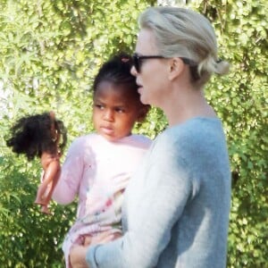 Charlize Theron avec ses enfants Jackson et August dans les rues de Los Angeles, le 11 avril 2017