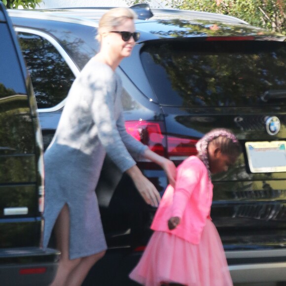Charlize Theron avec ses enfants Jackson et August dans les rues de Los Angeles, le 11 avril 2017