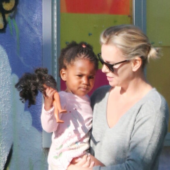 Charlize Theron avec ses enfants Jackson et August dans les rues de Los Angeles, le 11 avril 2017