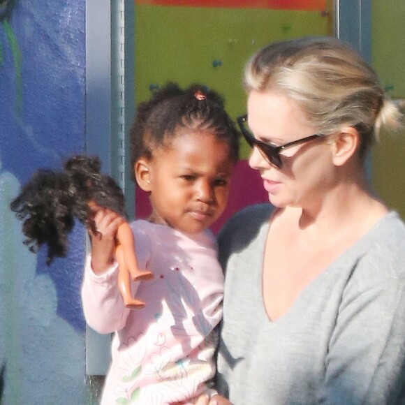 Charlize Theron avec ses enfants Jackson et August dans les rues de Los Angeles, le 11 avril 2017 