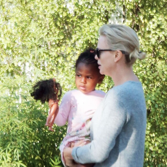 Charlize Theron avec ses enfants Jackson et August dans les rues de Los Angeles, le 11 avril 2017 