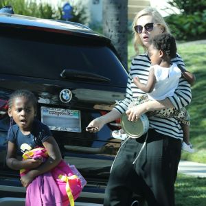 Charlize Theron se balade avec ses enfants Jackson et August dans les rues de Los Angeles le 31 mars 2017