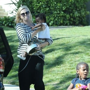 Charlize Theron se balade avec ses enfants Jackson et August dans les rues de Los Angeles le 31 mars 2017