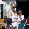 Charlize Theron emmène ses enfants Jackson et August manger des glaces chez Salt & Straw à Hollywood le 28 mars 2017