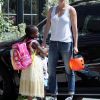 Charlize Theron part se promener avec ses enfants Jackson et August à Los Angeles le 28 mars 2017