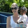 Charlize Theron part se promener avec ses enfants à Los Angeles. Elle porte la petite August dans ses bras. Le 28 mars 2017