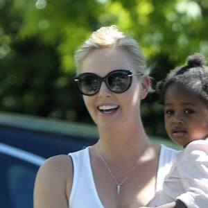 Charlize Theron part se promener avec ses enfants à Los Angeles. Elle porte la petite August dans ses bras. Le 28 mars 2017