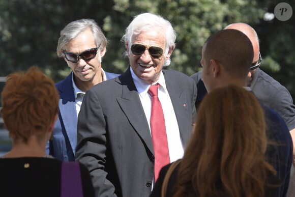 Jean-Paul Belmondo toujours souriant au 73ème festival du film de Venise le 8 septembre 2016. Il est accompagné par son fils Paul et par son ami Charles Gérard.
