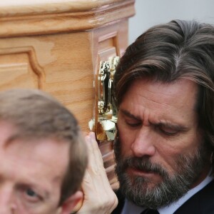 Jim Carrey portant le cercueil de son ex-girlfriend Cathriona White en septembre 2016.