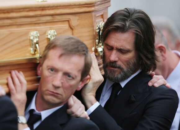 Jim Carrey portant le cercueil de son ex-girlfriend Cathriona White en septembre 2016.