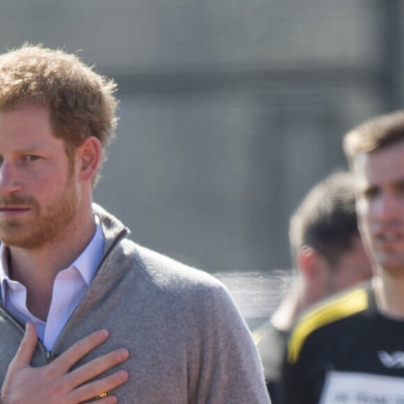 Le prince Harry avec l'équipe du Royaume-Uni pour les Invictus Games Toronto 2017 au Village de formation sportive de l'Université de Bath, Royaume-Uni, le 7 avril 2017.