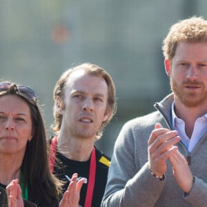 Le prince Harry avec l'équipe du Royaume-Uni pour les Invictus Games Toronto 2017 au Village de formation sportive de l'Université de Bath, Royaume-Uni, le 7 avril 2017.