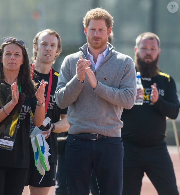 Le prince Harry avec l'équipe du Royaume-Uni pour les Invictus Games Toronto 2017 au Village de formation sportive de l'Université de Bath, Royaume-Uni, le 7 avril 2017.