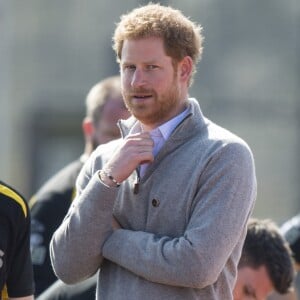 Le prince Harry avec l'équipe du Royaume-Uni pour les Invictus Games Toronto 2017 au Village de formation sportive de l'Université de Bath, Royaume-Uni, le 7 avril 2017.