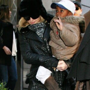 Madonna et son fils David Banda à la sortie du Centre de Kabbale à New York.