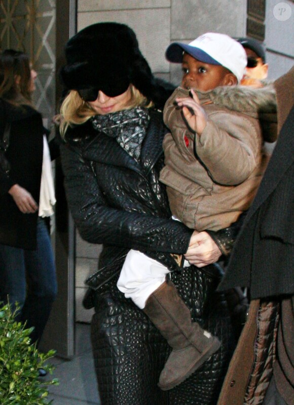 Madonna et son fils David Banda à la sortie du Centre de Kabbale à New York.