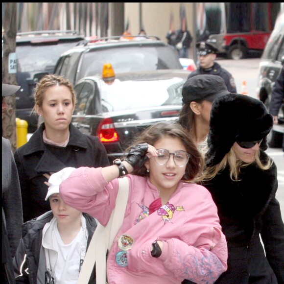Rocco Ritchie, Lourdes Leon, David Banda et Madonna au Centre de Kabbale à New York.