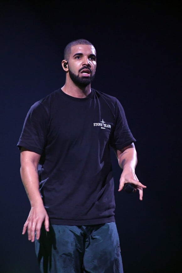 La rappeur Drake en concert à l'AccorHotels Arena lors de sa tournée "The Boy Meets World Tour" à Paris le 12 mars 2017.