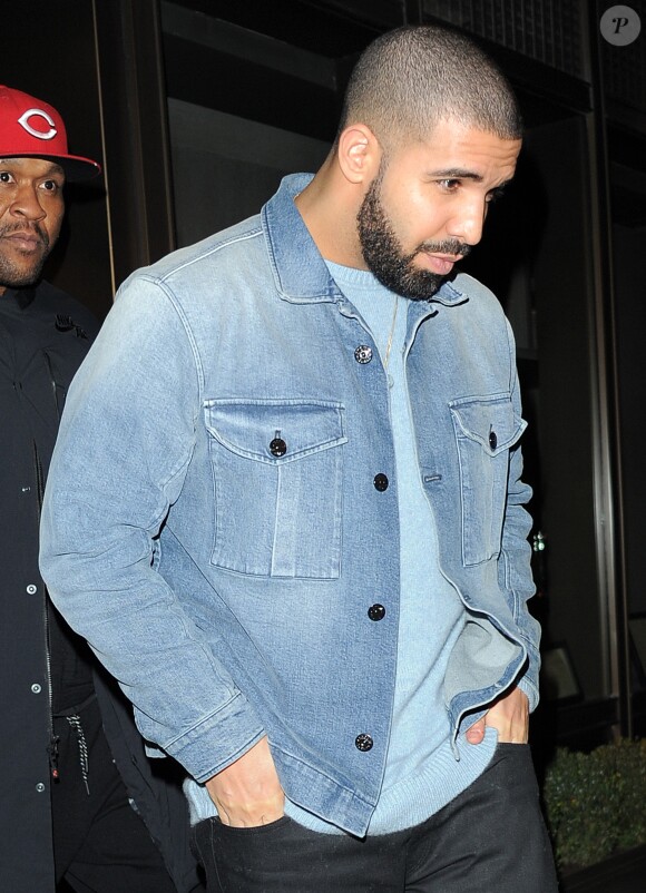 Le chanteur Drake sort du restaurant Novikov à Londres où il a dîné avec un groupe d'amis à Londres le 14 février 2017.