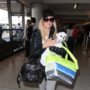 Heather Locklear prend l'avion avec son chien à Los Angeles le 19 avril 2017.