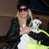 Heather Locklear prend l'avion avec son chien à Los Angeles le 19 avril 2017.