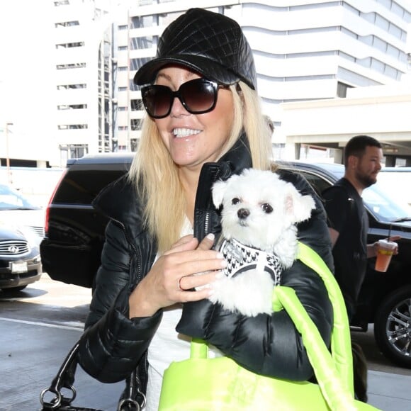 Heather Locklear prend l'avion avec son chien à Los Angeles le 19 avril 2017.
