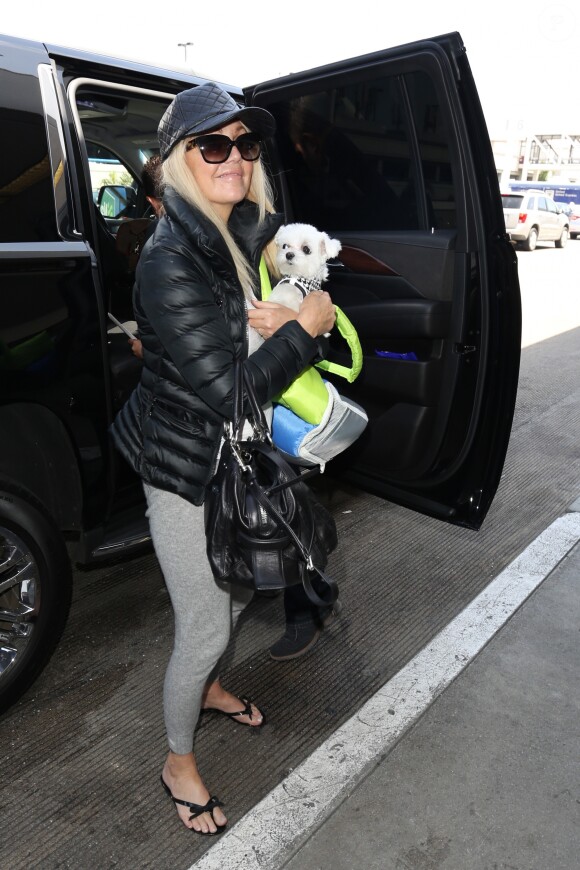 Heather Locklear prend l'avion avec son chien à Los Angeles le 19 avril 2017.