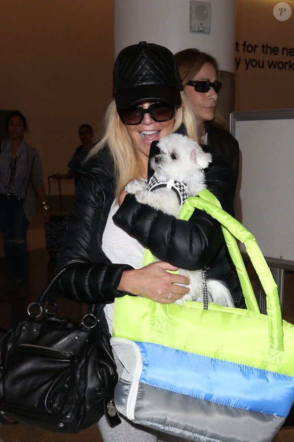 Heather Locklear prend l'avion avec son chien à Los Angeles le 19 avril 2017.
