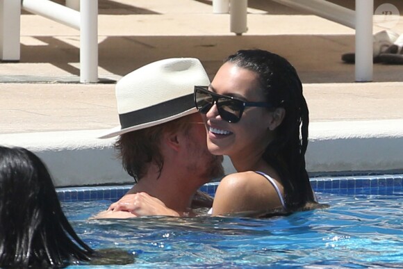 David Spade et sa compagne Naya Rivera s'enlacent dans la piscine de leur hôtel club à Honolulu (Hawaï) le 2 avril 2017.