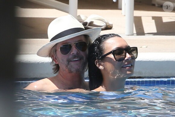 David Spade et sa compagne Naya Rivera s'enlacent dans la piscine de leur hôtel club à Honolulu (Hawaï) le 2 avril 2017.