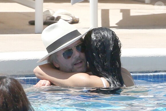 David Spade et sa compagne Naya Rivera s'enlacent dans la piscine de leur hôtel club à Honolulu (Hawaï) le 2 avril 2017.
