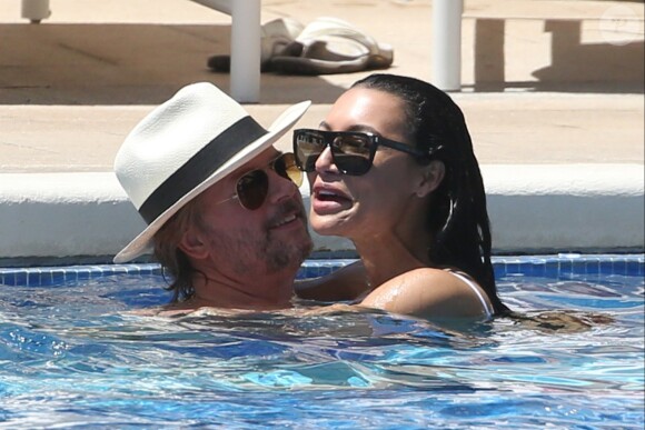 David Spade et sa compagne Naya Rivera s'enlacent dans la piscine de leur hôtel club à Honolulu (Hawaï) le 2 avril 2017.