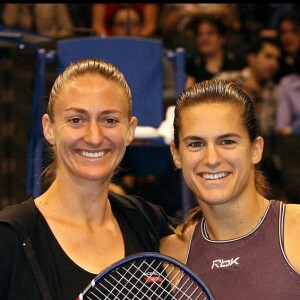 Amélie Mauresmo remporte la finale du WTA Tour Masters contre Mary Pierce au Staples Center de Los Angeles, le 13 novembre 2005.