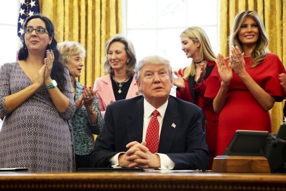 Donald, Ivanka et Melania Trump dans le Bureau Oval de la Maison Blanche. Washington, le 28 février 2017.