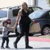 La chanteuse Ciara, très enceinte, emmène son fils Future Zahir à un cours de gym pour enfants à Culver City, Los Angeles, le 4 avril 2017
