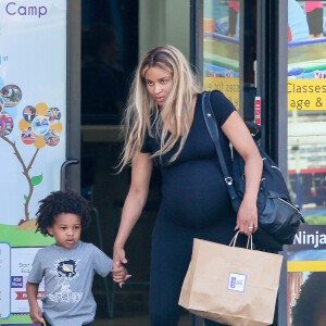 La chanteuse Ciara, très enceinte, emmène son fils Future Zahir à un cours de gym pour enfants à Culver City, Los Angeles, le 4 avril 2017.