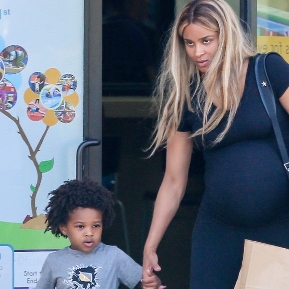 La chanteuse Ciara, très enceinte, emmène son fils Future Zahir à un cours de gym pour enfants à Culver City, Los Angeles, le 4 avril 2017.