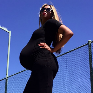Ciara, enceinte de son deuxième enfant, dévoile ses rondeurs sur de nouveaux clichés publiés sur Instagram le 20 avril 2017. La chanteuse de 31 ans devrait accoucher dans quelques jours.