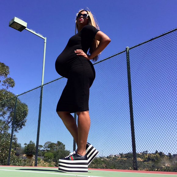 Ciara, enceinte de son deuxième enfant, dévoile ses rondeurs sur de nouveaux clichés publiés sur Instagram le 20 avril 2017. La chanteuse de 31 ans devrait accoucher dans quelques jours.