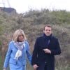 Emmanuel Macron et sa femme Brigitte Macron (Trogneux) se promènent au Touquet la veille du premier tour des élections présidentielles le 22 avril 2017. © Dominique Jacovides - Sébastien Valiela/Bestimage