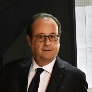 Le président François Hollande vote pour le premier tour des élections présidentielles à Tulle le 23 avril 2017. © Pascal Rondeau / Pool / Bestimage