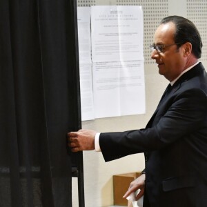 Le président François Hollande vote pour le premier tour des élections présidentielles à Tulle le 23 avril 2017. © Pascal Rondeau / Pool / Bestimage