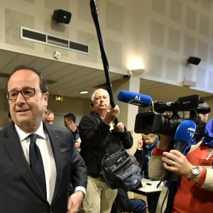 Le président François Hollande vote pour le premier tour des élections présidentielles à Tulle le 23 avril 2017. © Pascal Rondeau / Pool / Bestimage