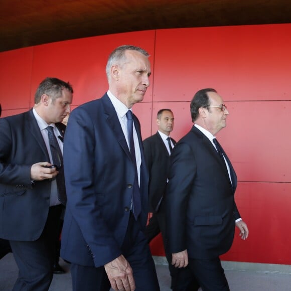 François Hollande s'est promené au côté de Bernard Combes, le maire de Tulle. Après avoir voté au bureau de vote de Tulle, François Hollande est allé à la rencontre des Corréziens et s'est rendu sur les chantiers des travaux du centre ville. Tulle, le 23 avril 2017. © Patrick Bernard/Bestimage