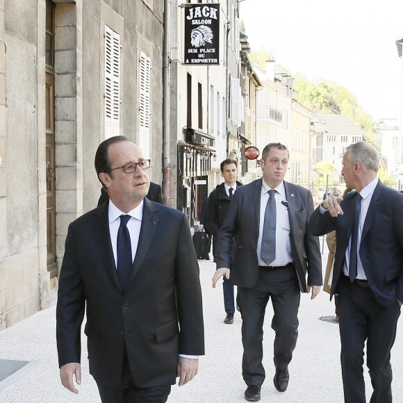 François Hollande s'est promené au côté de Bernard Combes, le maire de Tulle. Après avoir voté au bureau de vote de Tulle, François Hollande est allé à la rencontre des Corréziens et s'est rendu sur les chantiers des travaux du centre ville. Tulle, le 23 avril 2017. © Patrick Bernard/Bestimage