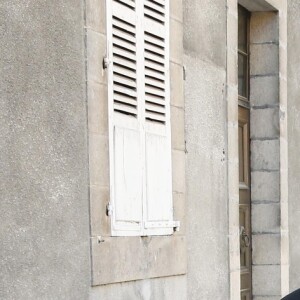 François Hollande s'est promené au côté de Bernard Combes, le maire de Tulle. Après avoir voté au bureau de vote de Tulle, François Hollande est allé à la rencontre des Corréziens et s'est rendu sur les chantiers des travaux du centre ville. Tulle, le 23 avril 2017. © Patrick Bernard/Bestimage