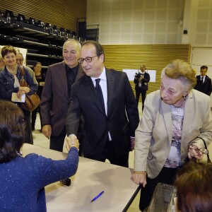 François Hollande s'est promené au côté de Bernard Combes, le maire de Tulle. Après avoir voté au bureau de vote de Tulle, François Hollande est allé à la rencontre des Corréziens et s'est rendu sur les chantiers des travaux du centre ville. Tulle, le 23 avril 2017. © Patrick Bernard/Bestimage
